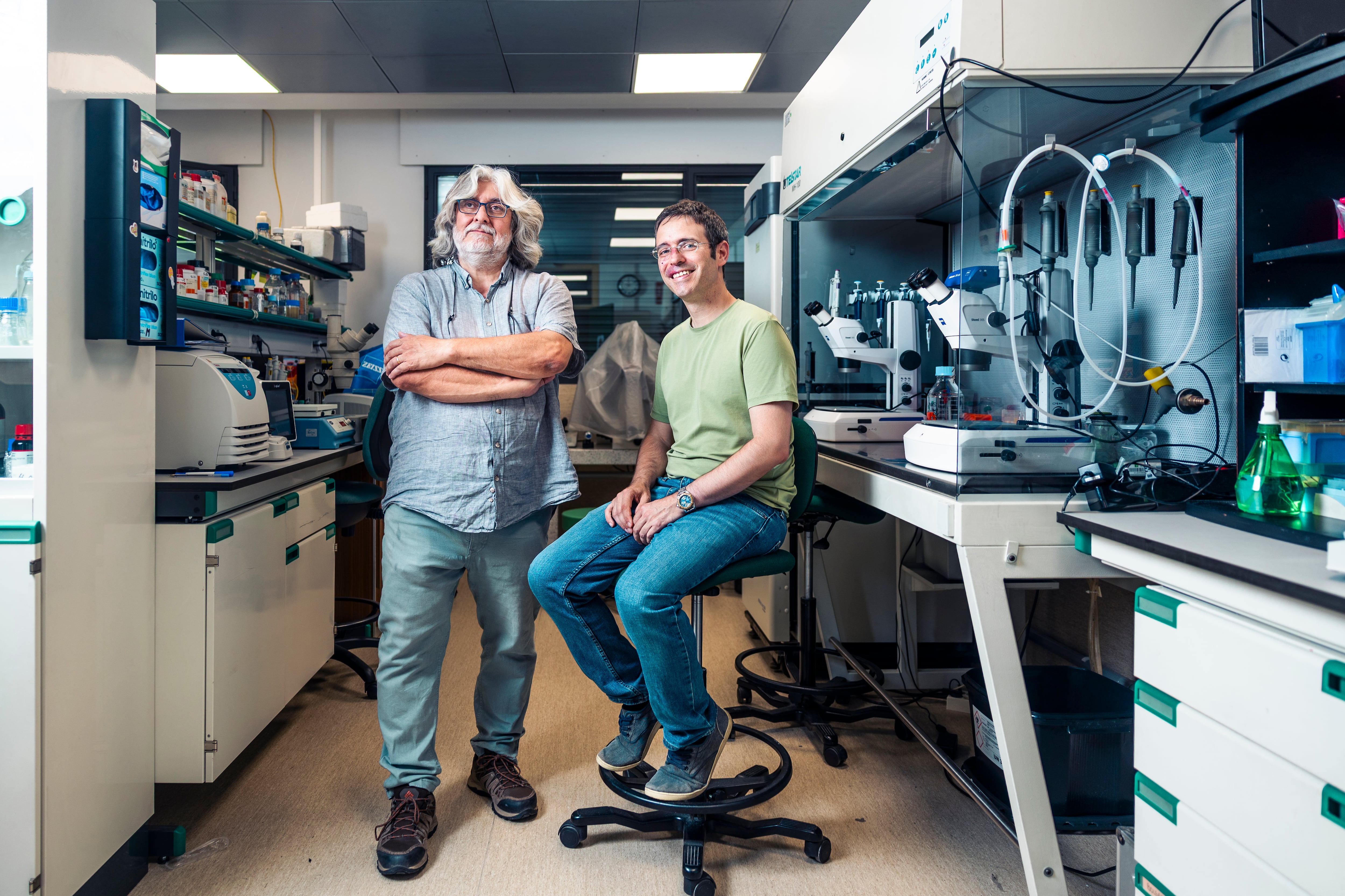 Los investigadores Julián Santiago, izquierda, y Pablo Bermejo, en un laboratorio del INIA-CSIC.