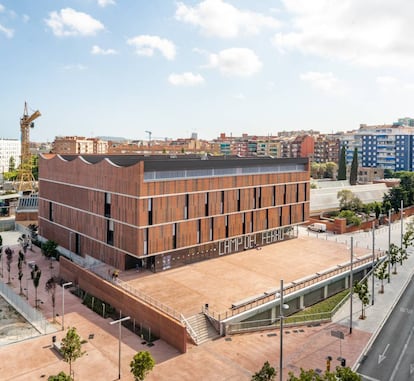 Fachada principal del polideportivo Camp del Ferro.