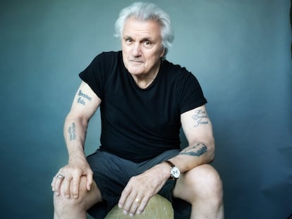 John Irving, en Toronto en septiembre de 2022. En su brazo izquierdo se ven los nombres de su hija Eva Everett; su esposa, Janet, y el cachalote de 'Moby Dick'. En el derecho, los nombres de sus hijos Colin y Brendan, y la famosa frase “Príncipes de Maine, reyes de Nueva Inglaterra”, de su novela 'Las normas de la casa de la sidra'.