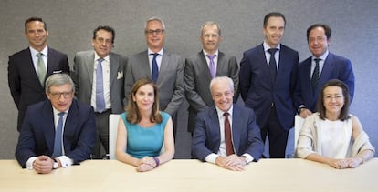 Consejo de Isolux, con Nemesio Fernández-Cuesta a la cabeza (sentado, tercero por la izquierda). El primero por la izquierda, el CEO Antonio Portela, salió unas semanas después del grupo.