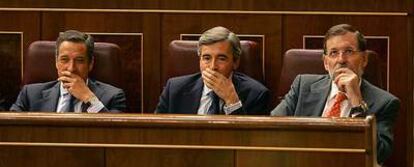 Los dirigentes del PP Eduardo Zaplana, Ángel Acebes y Mariano Rajoy, durante el pleno de control al Gobierno en el Congreso de los Diputados.
