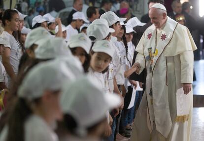 El Papa saluda a niños del campamento de refugiados palestinos de Dheisheh, a las afueras de la ciudad de Belén. Papa Francisco hizo una súplica apasionada para la protección de los niños en una misa en la Plaza del Pesebre.