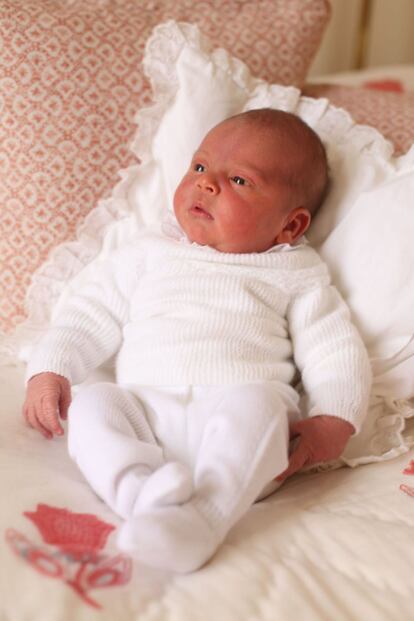 El 26 de abril, Kensington Palace distribuyó la primera foto oficial del niño hecha por su madre, Kate Middleton,