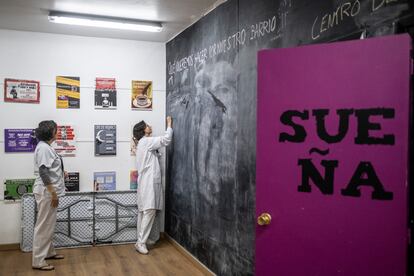 María José, escribiendo en la pared los mantras de la huelga.