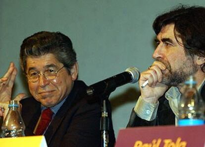 Alfredo Bryce Echenique y Joaquín Sabina durante la presentación de sus poemas.