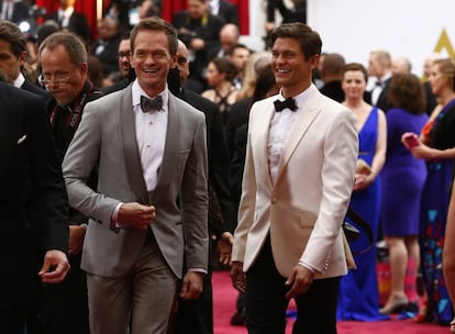 El presentador Neil Patrick Harris, junto a su marido, David Butka