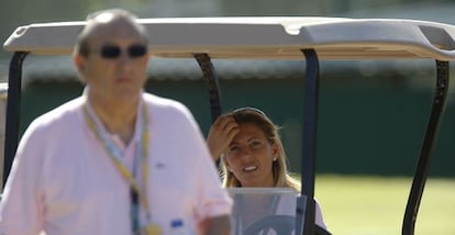 Esther Pallardó, en una imagen de archivo, acompaña a Carlos Fabra durante un recorrido por un campo de golf.