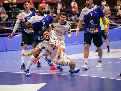 Los jugadores del Benidorm, de azul, durante el partido de ida contra el Fiver Handball austriaco el pasado 22 de septiembre