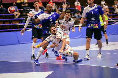 Los jugadores del Benidorm, de azul, durante el partido de ida contra el Fiver Handball austriaco el pasado 22 de septiembre