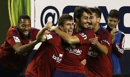 Los jugadores de Osasuna celebran el primer tanto