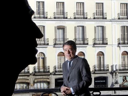 Ignacio González posa en un balcón de la sede del Gobierno regional, junto a un busto del rey Juan Carlos.