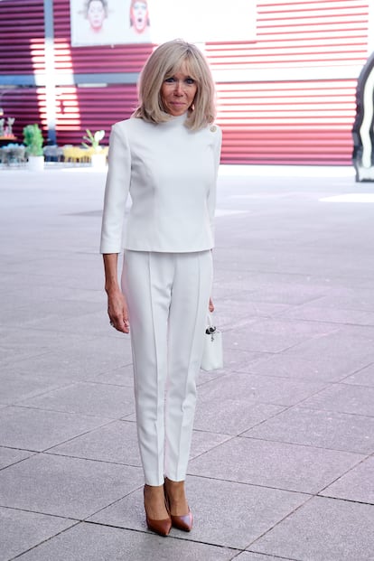 022, en Madrid. Con motivo de la cumbre de la OTAN celebrada en Madrid, Brigitte Macron escogi un conjunto monocolor de dos piezas de Louis Vuitton, en un tono blanco, formado por un top corto confeccionado en elegante crep y un pantaln estrecho de talle alto y unos zapatos 'stiletto'.