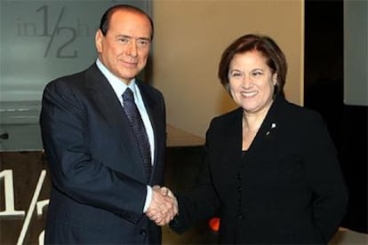 Berlusconi estrecha la mano de Annunziata antes de la entrevista.