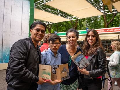 Los jóvenes José Luis Lema y Fernando M. junto con ganadora del Premio Nacional de Poesía, ‘José Hierro’, Carmen Crespo y la ganadora premio Adonáis de Poesía, Lola Tórtola, en la Feria del Libro de Madrid, en junio de 2023. 