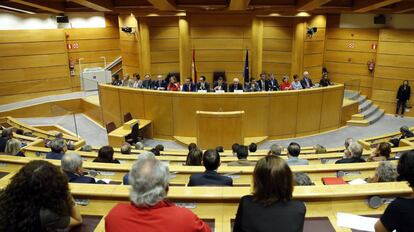 Javier Fern&aacute;ndez presidiendo la reuni&oacute;n que diputados y senadores socialistas celebraron ayer en el Senado. 