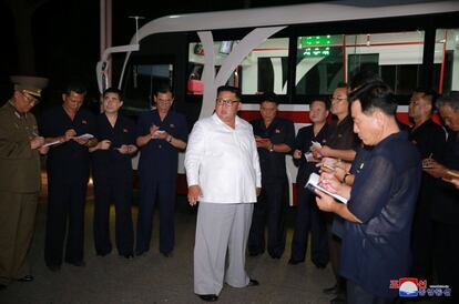 Kim Jong Un visita la fábrica de autobuses de Pyongyang.  