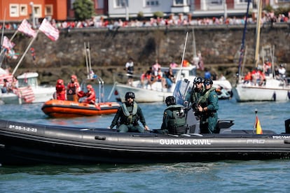 Miembros de la Guardia Civil hacen guardia previo al paso de la mítica gabarra del Athletic en la que los jugadores y cuerpo técnico del Athletic Club celebrarán con la afición el título de la Copa del Rey.