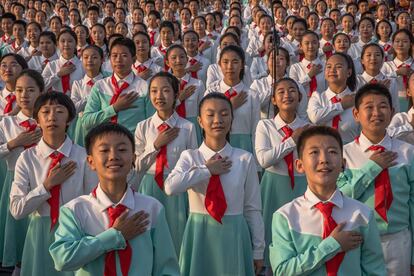 Un grupo de niños participa en un ensayo de la celebración del centenario de la fundación del Partido Comunista de China, en Pekín.