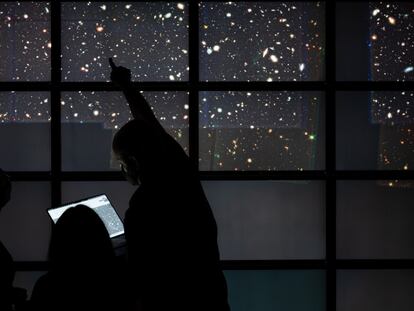 Científicos del Centro de Computación Avanzada de la Universidad de Texas, en Austin, estudiaban la primera imagen de campo profundo del telescopio 'James Webb', el 21 de julio.