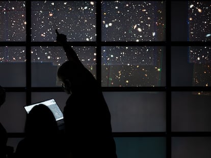 Científicos del Centro de Computación Avanzada de la Universidad de Texas, en Austin, estudiaban la primera imagen de campo profundo del telescopio 'James Webb', el 21 de julio.