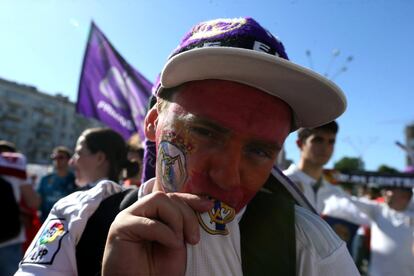 Un aficionado del Real Madrid besa el escudo de su equipo en la ciudad de Kiev (Ucrania), el 26 de mayo de 2018.