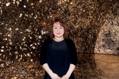 Chiharu Shiota junto a la obra que ha creado para Planta, de la Fundación Sorigué de Balaguer, Lleida.