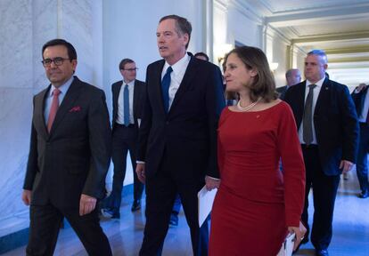 Robert Lighthizer, en el centro, entre Chrystia Freeland e Ildefonso Guajardo.