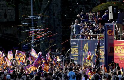 Milers d'aficionats acompanyen l'autocar que trasllada els jugadors i cos tècnic del FC Barcelona pels carrers de Barcelona.