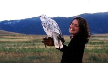 Helen Macdonald con un azor.