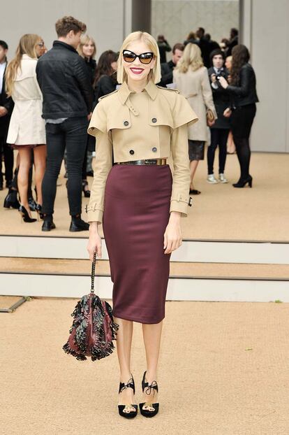 La it-girl rusa Elena Perminova eligió este trench y falda lápiz en color vino para asistir al desfile de Burberry Prorsum.