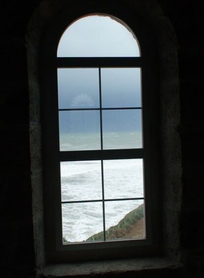 Ventana y vista desde el Faro de San Vicente de la Barquera en Cantabria