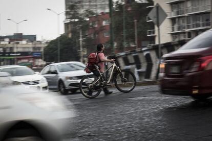 Las restricciones de circulación ha obligado a muchos a optar por medios de transporte alternativos, como la bicicleta. 