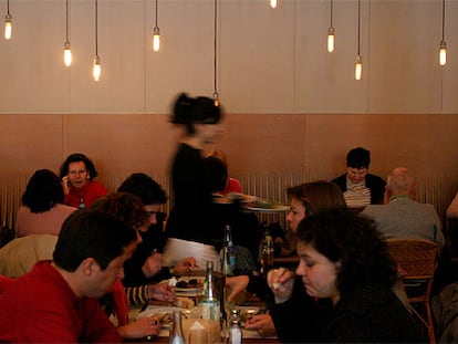 Comedor del restaurante El Taxidermista, en Barcelona.