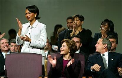 La consejera de seguridad, Rice (izquierda), junto al presidente Bush y su esposa, ayer, durante una misa.