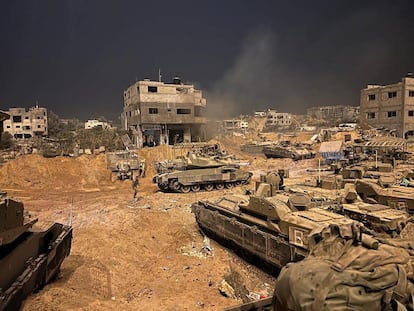 Vehículos blindados de combate israelíes, este miércoles en un lugar de la franja de Gaza sin determinar.