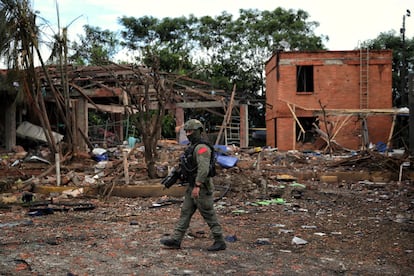 Un policía patrulla la zona donde un autobús explotó en Valle del Cauca, Colombia, el10 de junio de 2025. 
