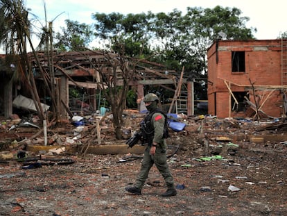 Un policía patrulla la zona donde un autobús explotó en Valle del Cauca, Colombia, el10 de junio de 2025.