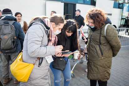 Elzbieta y Monika dan información a una joven ucrania de etnia gitana delante del Kyiv Hall –un centro comercial convertido en punto de recepción inicial para refugiados ucranianos– de Korczowa, cerca de la frontera entre Polonia y Ucrania.