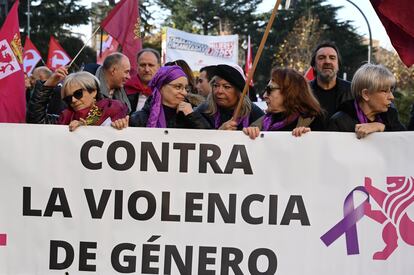 Mujeres sujetan la pancarta principal de la cabecera de la manifestación que se celebra este sábado en León contra la violencia machista. 