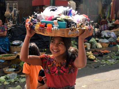 Una niña trabaja en el mercado La Terminal de Ciudad de Guatemala.