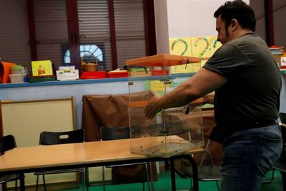 Un operario durante el montaje de la infraestructura del colegio electoral en el CEIP Pi i Margall de Madrid de cara a las elecciones generales que se celebran mañana. EFE/J.J. Guillén