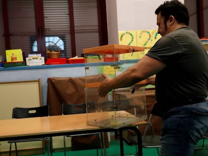 Un operario durante el montaje de la infraestructura del colegio electoral en el CEIP Pi i Margall de Madrid de cara a las elecciones generales que se celebran mañana. EFE/J.J. Guillén