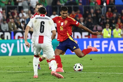 Rodri marca el primer gol de España ante Georgia.