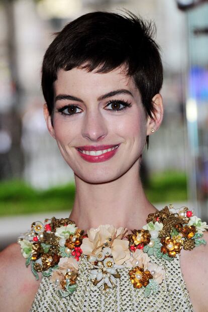 Por exigencias del guión Anne Hathaway se deshizó de su larga melena.