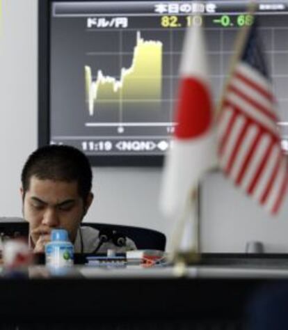 Operador de divisas en Tokio (Japón)