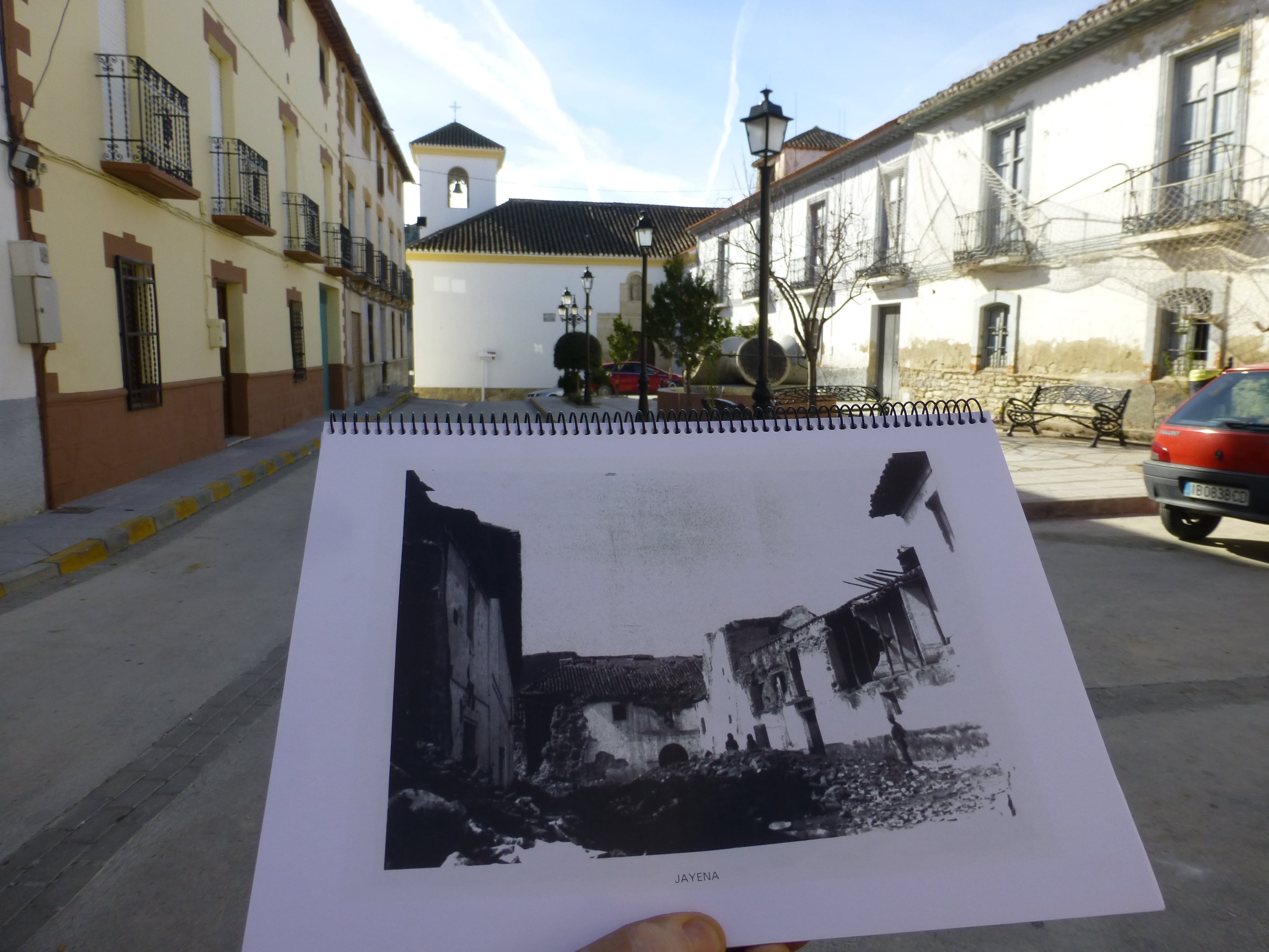 Una imagen del pueblo Granadino de Jayena y una imagen de época tomada tras el terremoto de 1884.