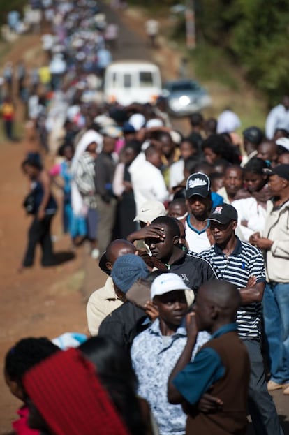 Cientos de personas hacen cola para poder votar en Langata, Kenia. Más de 14 millones de kenianos están convocados a votar para elegir no sólo a su presidente, sino también a diputados, senadores, gobernadores y representantes locales para los próximos cinco años.