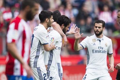 Isco celebra con sus compañeros el primer gol.
