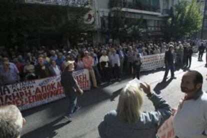 Decenas de pensionistas participan en una manifestación para protestar contra los recortes que afectan a sus pensiones y a los tratamientos médicos de los que se benefician, frente al Ministerio de Sanidad de Atenas (Grecia), hoy.