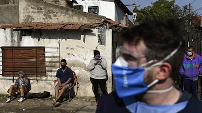 Un grupo de personas esperan a los voluntarios en una visita para detectar personas con síntomas del virus en Villa Fiorito (Buenos Aires).